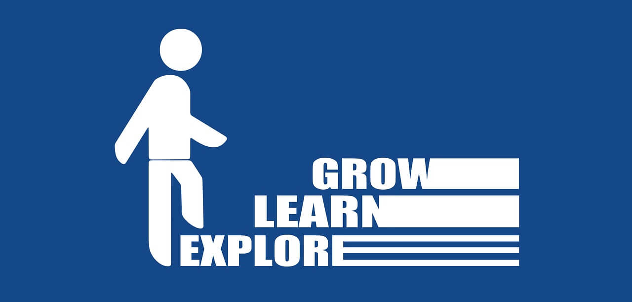 Imagen de una figura subiendo varias escaleras que dicen: Explora, aprende, crece.